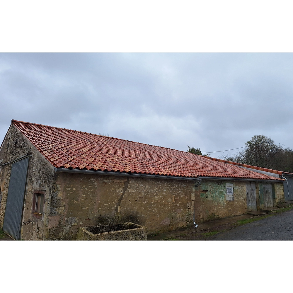 Dépôt en pierre avec toiture neuve en tuiles canal après rénovation – réalisation MM Construction en Charente-Maritime